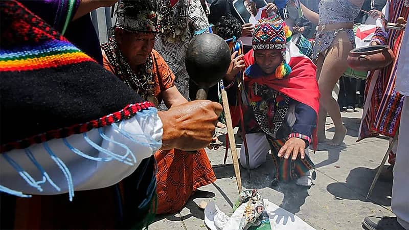 جماهير بيرو تمارس السحر والشعوذة قبل مواجهة الأرجنتين .. فيديو