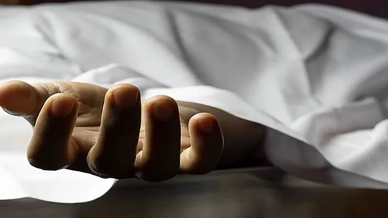 شاب يغدر بـ 3 من أبناء بلده ويذبحهم بالخارج
