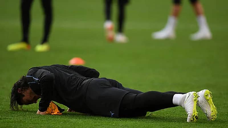 لاعب يعاقب بتمارين "الضغط" لكشفه قائمة منتخب بلاده