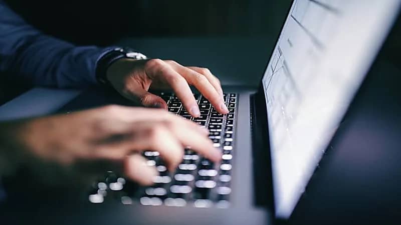 "الاتصالات" توضح طرق حماية البيانات الشخصية