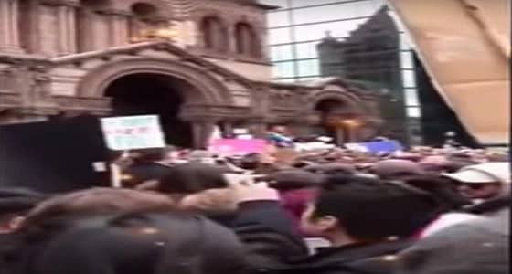 بالفيديو.. رفع الأذان من داخل كنيسة أمريكية خلال تظاهرة مناهضة لترامب