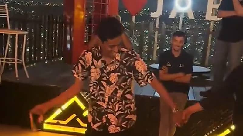 قعيد المجد يؤدي الدبكة الأردنية باحترافية عالية ..فيديو