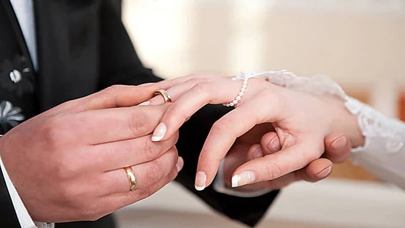 دولة تلزم الرجل بالزواج من 4 نساء قبل بلوغ الأربعين