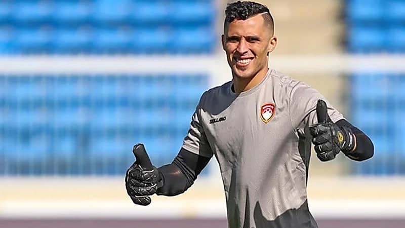 مصطفى زغبه يستمر مع نادي ضمك بعد غيابه عن المعسكر