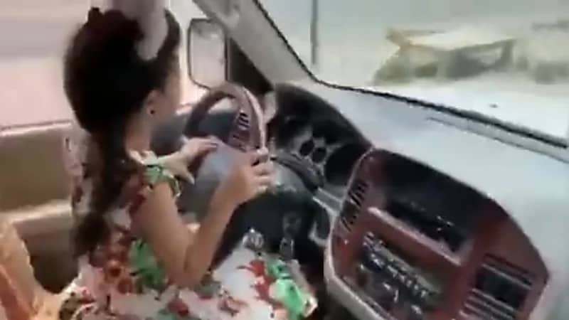 شاهد.. طفلة تقود سيارة بسرعة جنونية في شارع عام