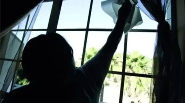 خادمة تحاول إلقاء مخدومتها من الطابق العلوي بعدما أنهت خدماتها!