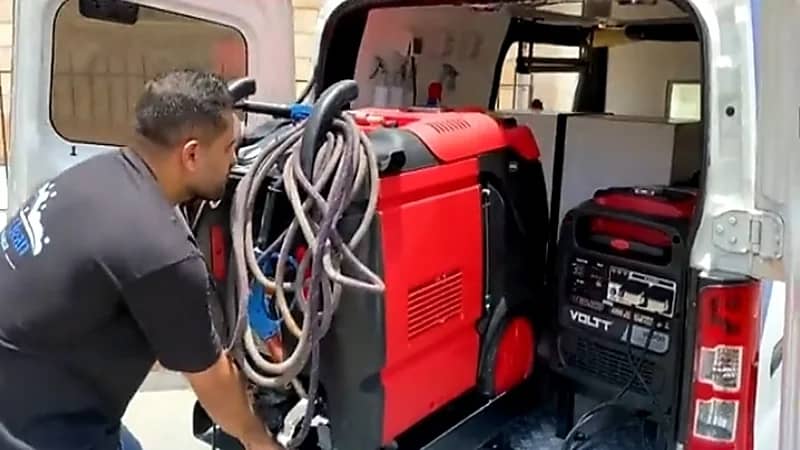 ‏بالفيديو.. مختص بالعلاج الطبيعي يعمل في غسيل السيارات لتحسين دخله