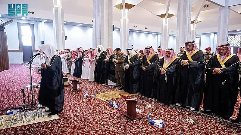أمراء المناطق يؤدون صلاة الغائب على سماحة المفتي العام للمملكة .. صور