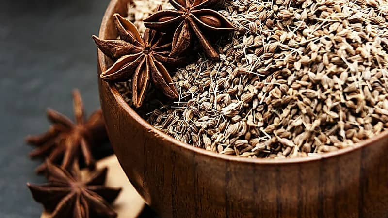 "الغذاء والدواء": عشبة اليانسون تتعارض مع بعض الأدوية