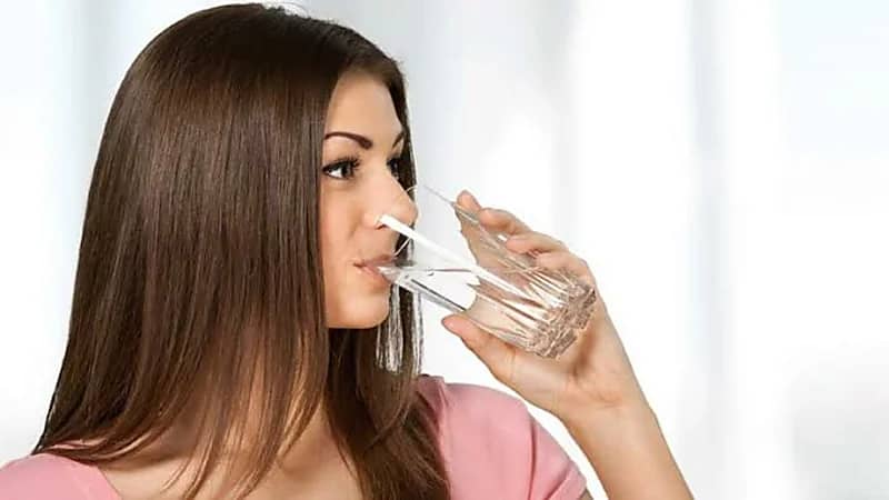 شرط شرب الماء صباحًا على معدة فارغة