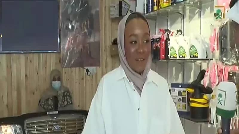 بالفيديو.. مواطنة تكسر حاجز احتكار الرجال لمهنة زينة السيارات وتفتتح مشروعها