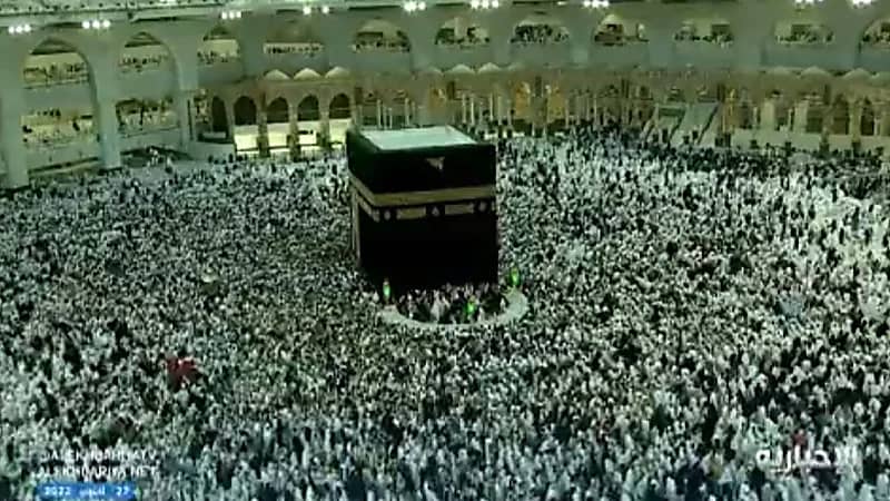 بالفيديو.. أفواج عظيمة من المعتمرون يؤدون مناسكهم بحركة انسيابية في صحن الطواف