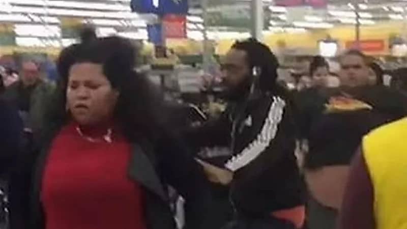 سيدات يتعاركن بأسلحة بيضاء في أحد المحلات التجارية