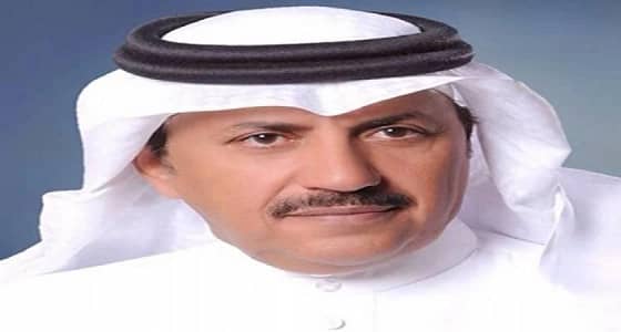 بالفيديو.. عامل من أسواق «بنده» يلقى الفواكه الطازجة في النفايات