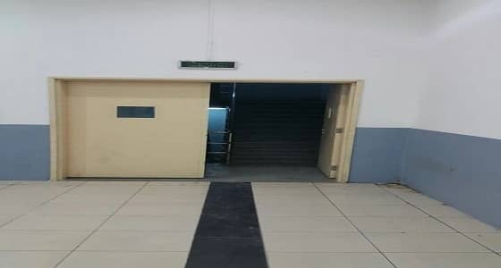 شاهد .. لحظة ضبط عمالة مخالفة قلدت أحذية واختبأت خلف جدران منزل بالرياض