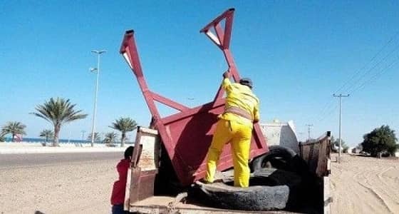 بلدية أملج تنفذ حملة لإزالة الإعلانات من الأماكن العامة