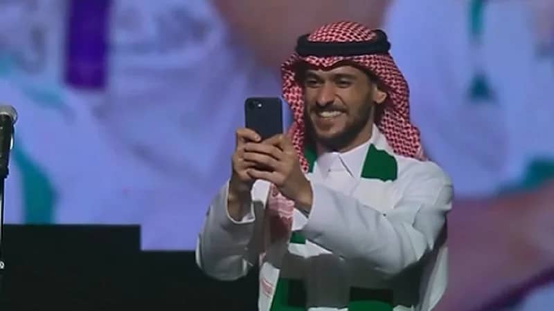 عايض يوثق بهاتفه فرحة جنونية لجماهير الأهلي خلال الاحتفال بالتتويج .. فيديو