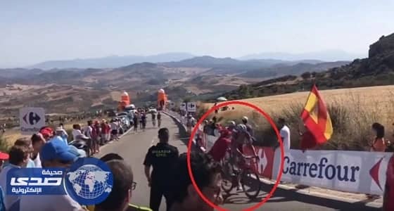 بالفيديو.. مشجع يدفع متسابقًا من أعلى دراجته