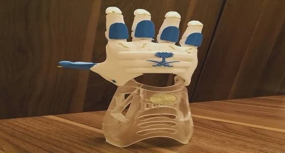 بالصور..طالب يصمم أول طرف صناعي بتقنية ثلاثية الأبعاد