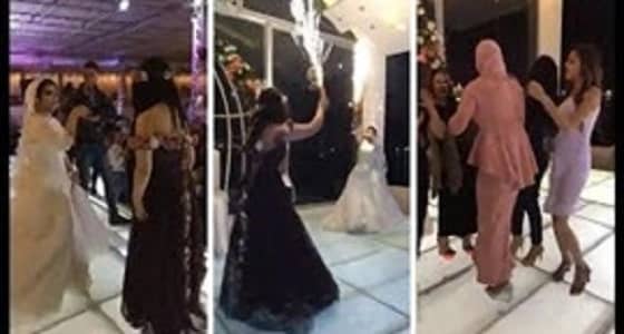 بالفيديو.. عروس وصديقتها تثيران ذعر المعازيم