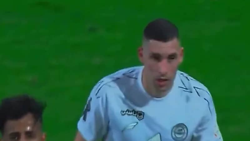 محترف الشباب ينهار بالبكاء في اللقاء الأخير له مع الفريق .. فيديو