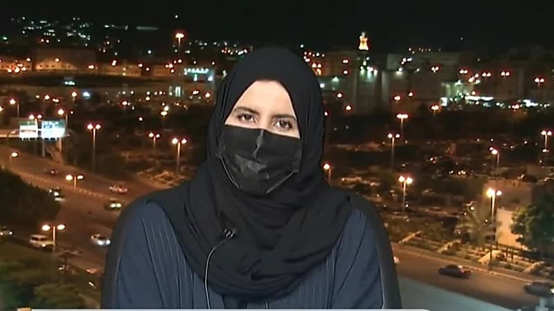 بالفيديو.. رسامة كفيفة تفقد بصرها وتجذب الأنظار بلوحاتها الفنية