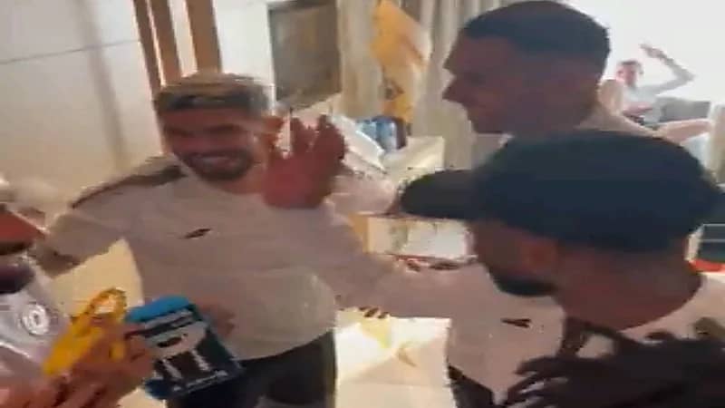 بالفيديو.. لاعبو الشباب يحتفلون أمام بانيغا بعد فوز المنتخب الوطني