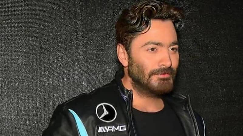 شاهد..  تامر حسني يفاجئ جمهوره بلوك جديد 