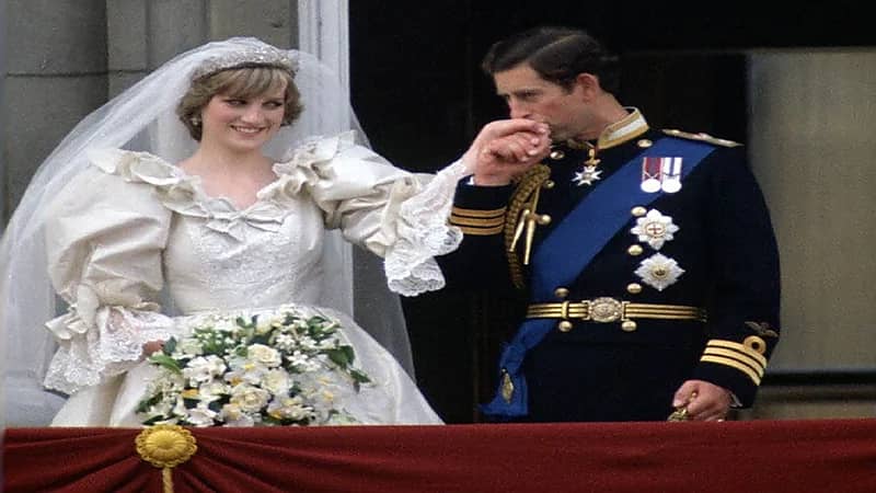 صورة.. قطعة من "كعكة زفاف" الأمير تشارلز وديانا للبيع!