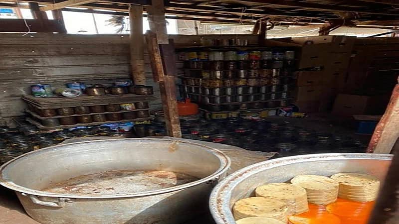 القبض على عمالة مخالفة تخلط الكرمبو بزيت السيارات في مكة "صور"