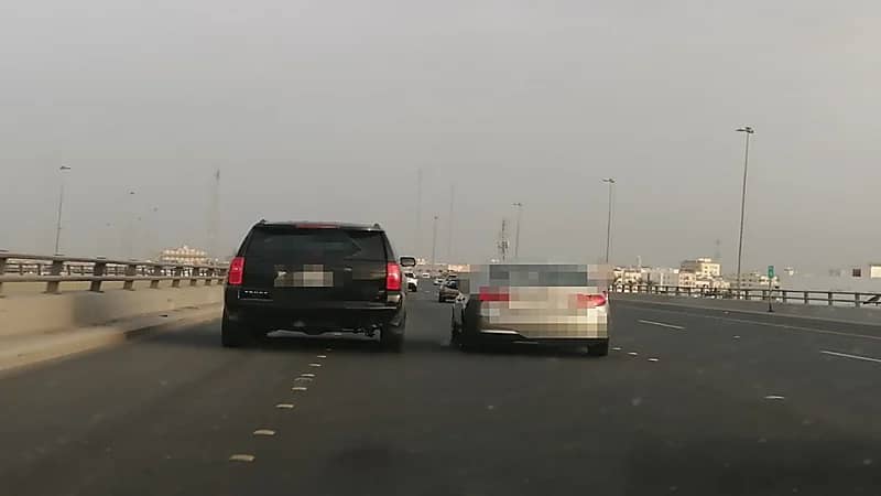 ضبط قائد مركبة تجاوز السيارات بسرعة عالية بأحد الطرق (صورة)