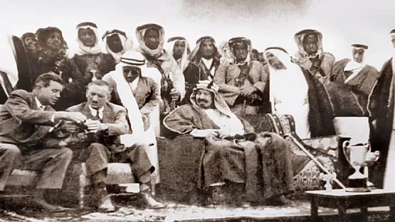 صورة نادرة للملك عبدالعزيز أثناء حضوره نهائي مباراة كرة قدم بالظهران