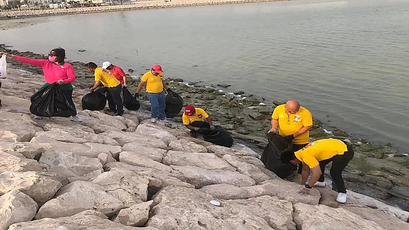 بالفيديو والصور.. الجالية الفلبينية تنظم حملة لتنظيف الواجهة البحرية بالقطيف