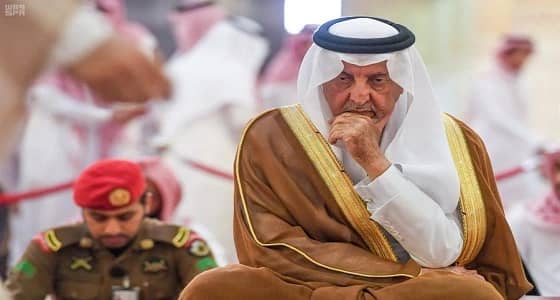 صورة مؤثرة للأمير خالد الفيصل خلال جنازة الراحل منصور بن مقرن