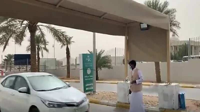 بالفيديو .. شباب وفتيات ينظمون دخول مركز اللقاحات في أرض المعارض بالرياض