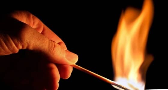 أب يحرق ابنه ثم يتوجه لأداء الصلاة