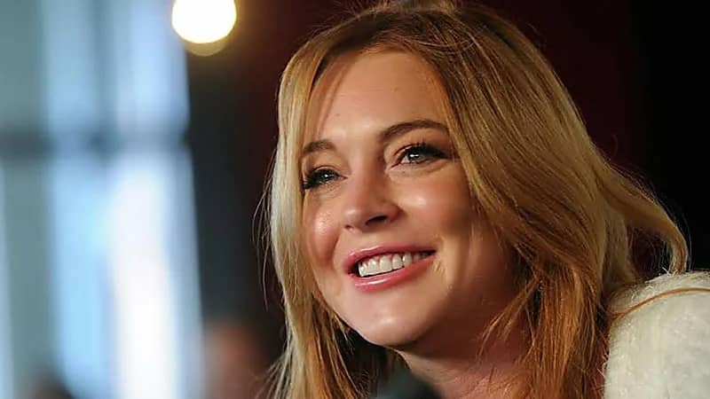 بالصور.. خطوبة ​ليندسي لوهان على رجل أعمال إماراتي