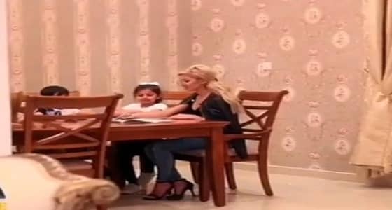 رجل يغازل معلمة صغاره وزوجته تضبطه