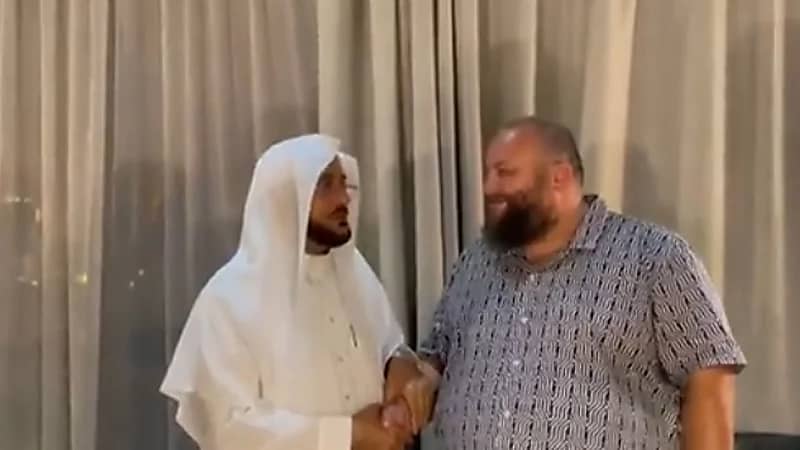 وزير الشؤون الإسلامية يتكفل بإجراء عملية جراحية لمفتي دافينا في المملكة .. فيديو