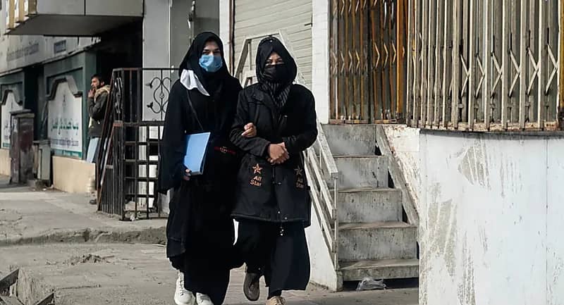 3 منظمات تعلّق عملها في أفغانستان بعد منع الأفغانيات من العمل