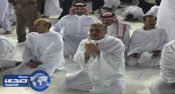 بالصور.. أمير تبوك يؤدي مناسك العمرة دون حراسة