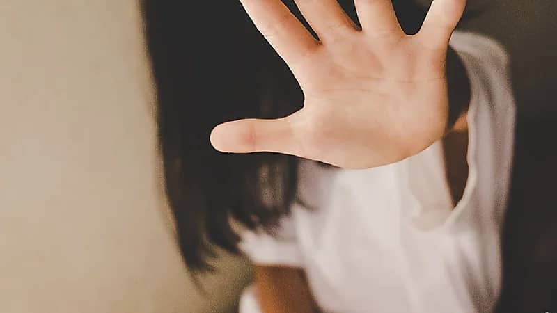 القبض على حلاق حاول اغتصاب قاصر أمام شقيقها