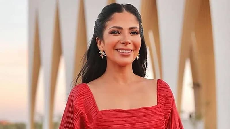 منى زكي تدافع عن دورها في "أصحاب ولا أعز"