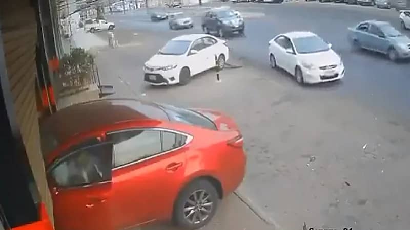 بالفيديو.. سيارة مسرعة تقتحم واجهة محل بجدة
