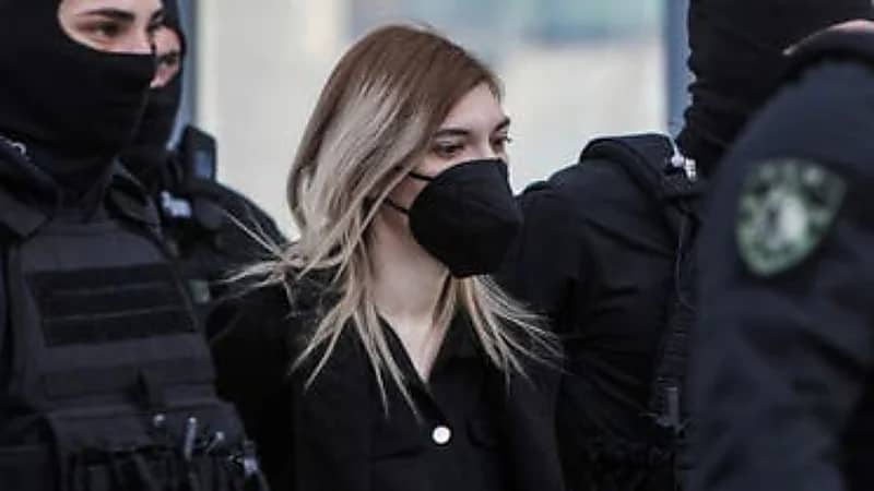 محاكمة أم قتلت بناتها الثلاث عمداً