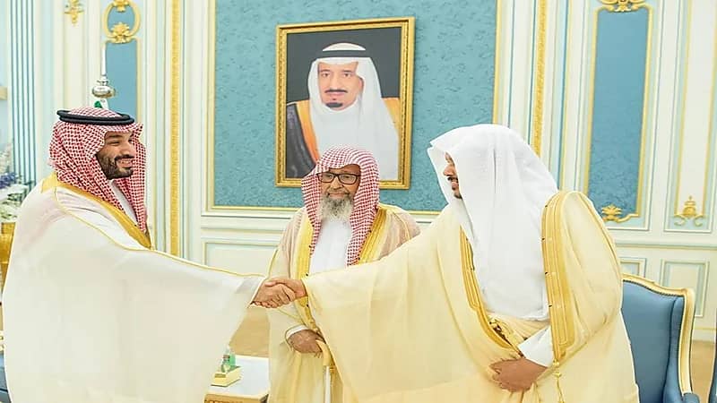 ولي العهد خلال استقبال المهنئين بشهر رمضان المبارك: "حنا عود من عصبة"(فيديو)