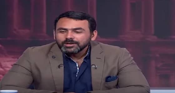 بالفيديو..موظف استقبال بمكة يغلب مذيع مصري ويغير وجهة نظره