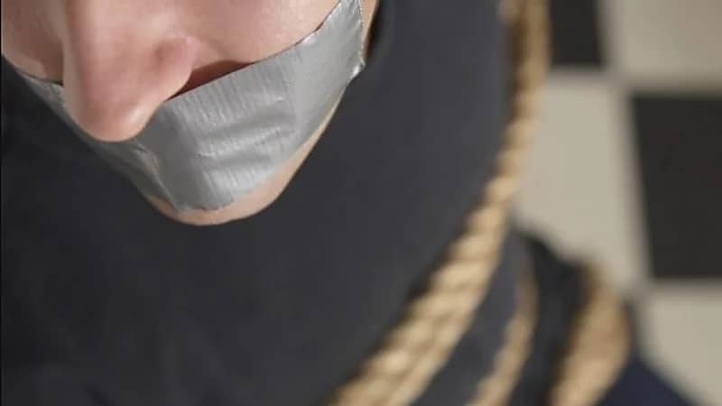 شاهد.. امرأة تقيد زوجها بالحبال لإجباره على تلقي اللقاح