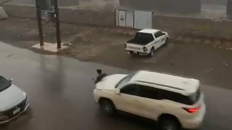 نجاة طفل اصطدمت به سيارة وسط الشارع في المخواة بأعجوبة.. فيديو