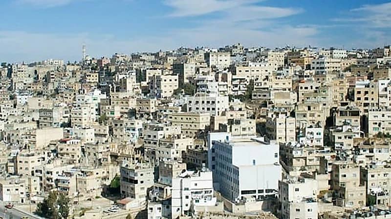 فتاة تنهي حياتها من قمة جبل شاهق